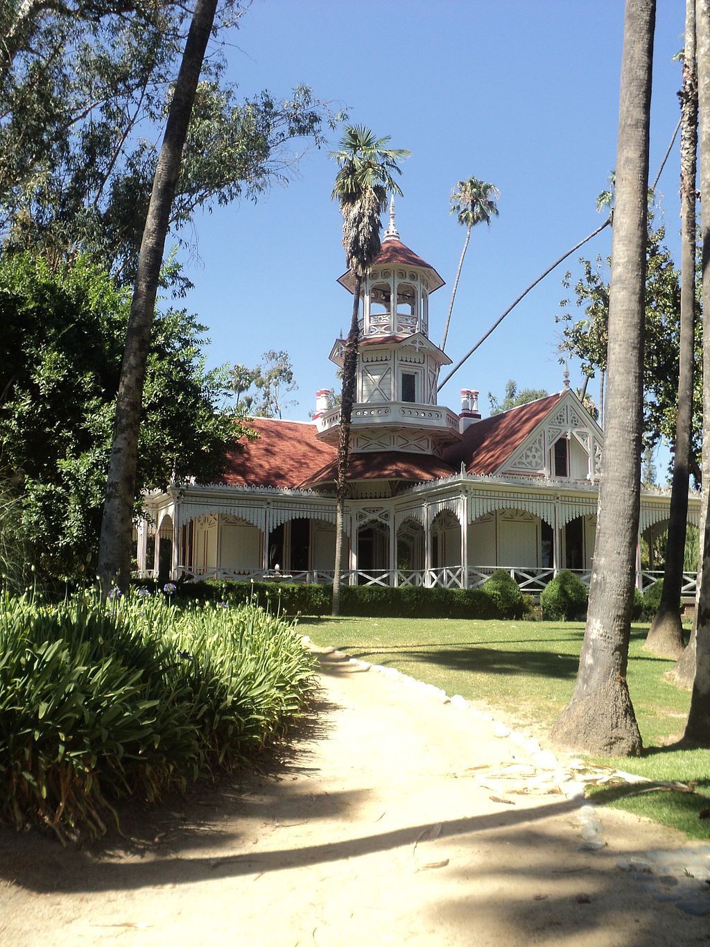 Front View of Queen Ann Cottage and Coach Barn