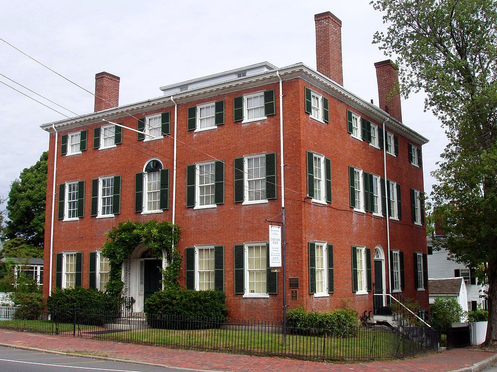 Outside view of Cushing House Museum & Garden