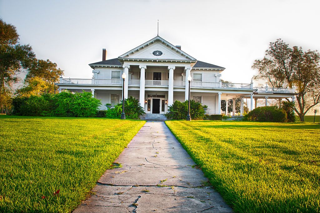 Front View of Historic Rose Hill Manor