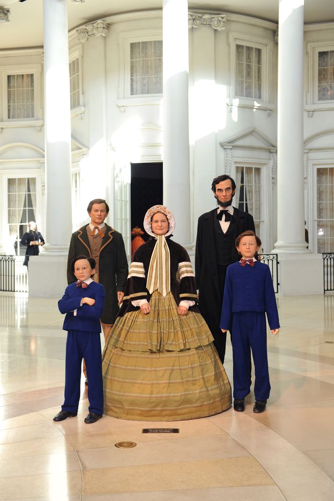 Wax figure of Lincoln and his family in Abraham Lincoln Presidential Library and the museum