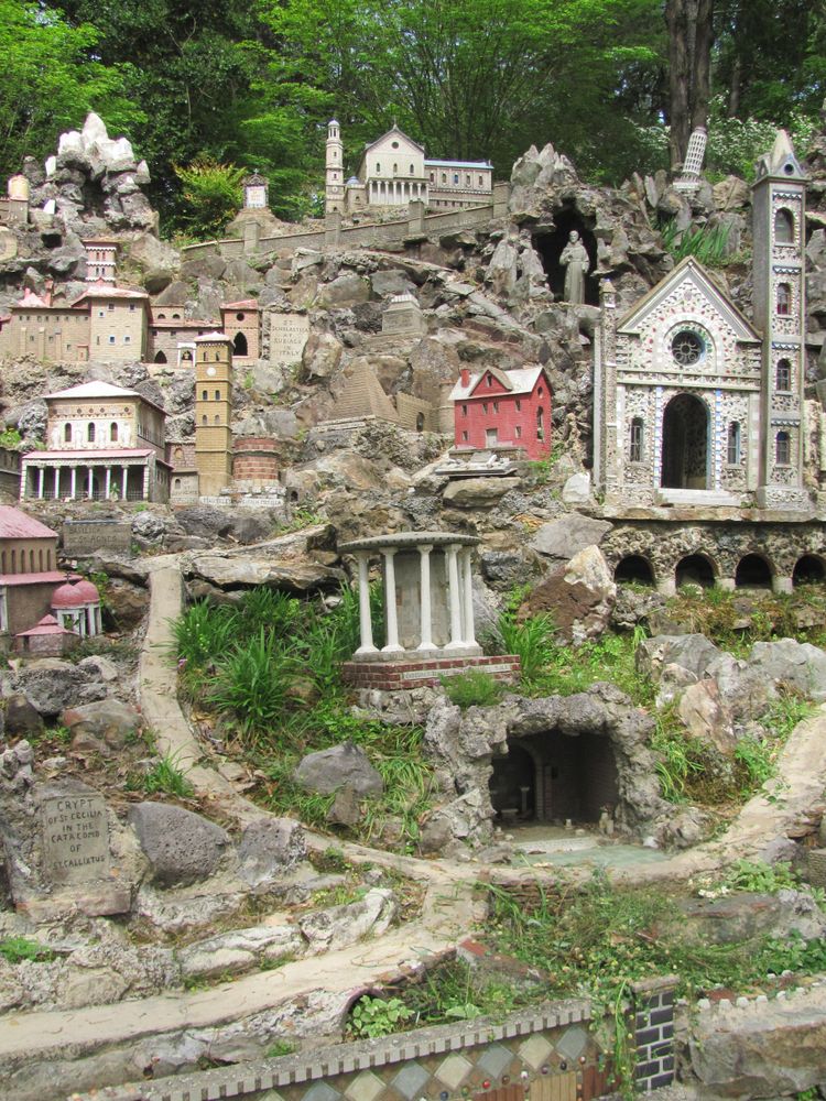 Stone sculptures at Ave Maria Grotto