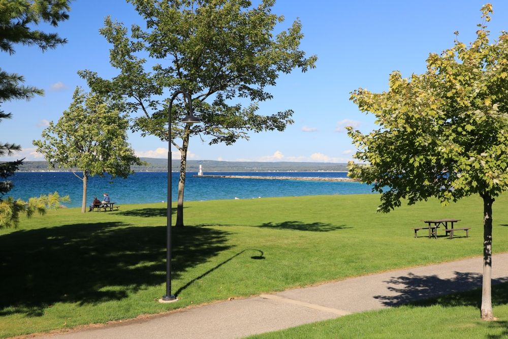 Picnic tables at Bayfront Park