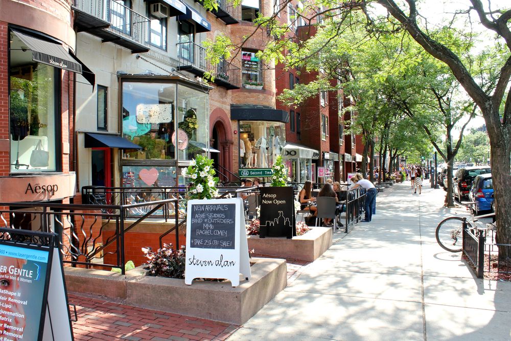 Outdoor dining at Beacon Hill