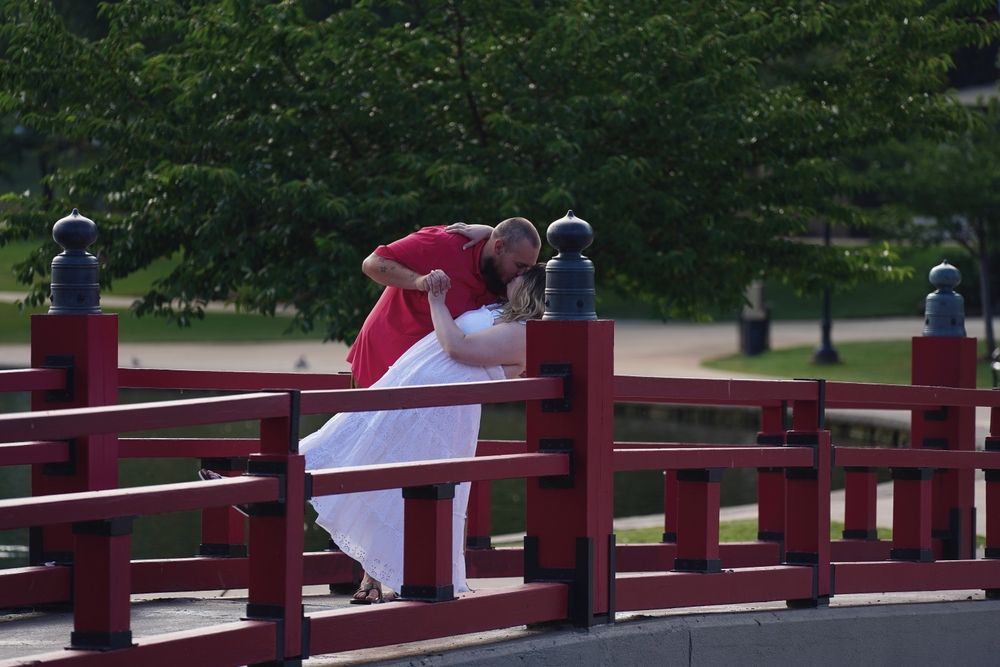 Couple kissing at Big Spring International Park