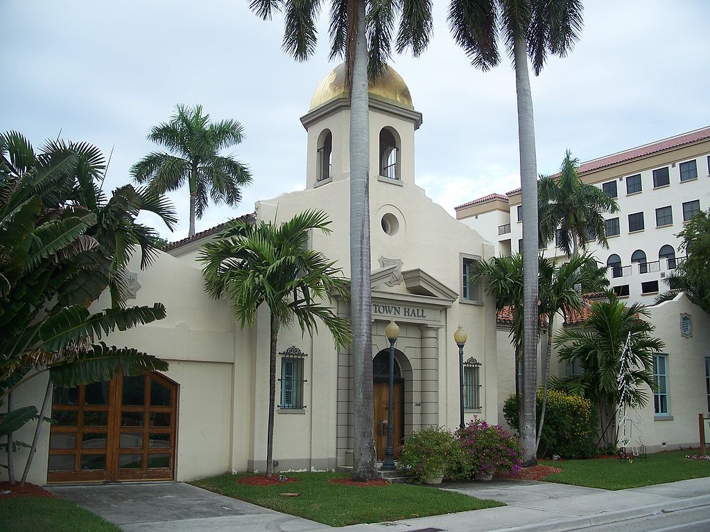Side view of Boca Raton History Museum's exterior