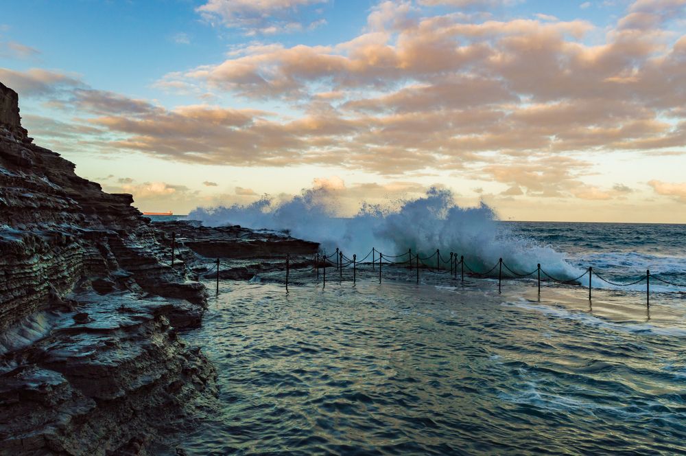 Waves hitting the Bogey Hole
