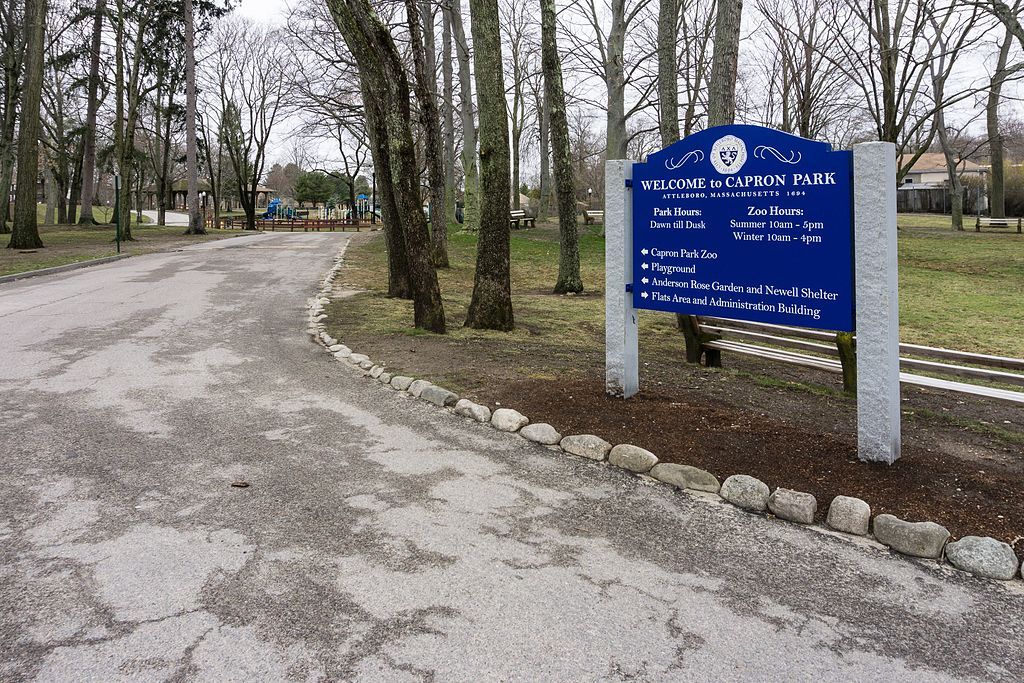 Welcome sign at the entrance of the Capron Park Zoo