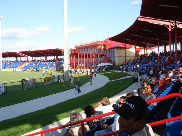 People cheering at Central Broward Regional Park & Stadium