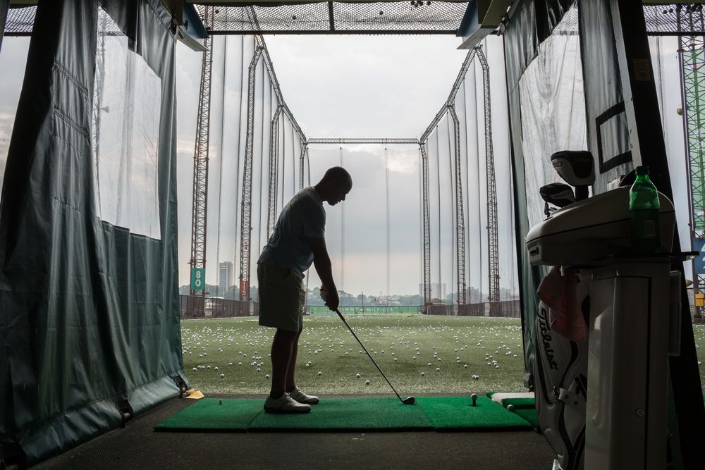 A man playing golf in The Golf Club at Chelsea Piers