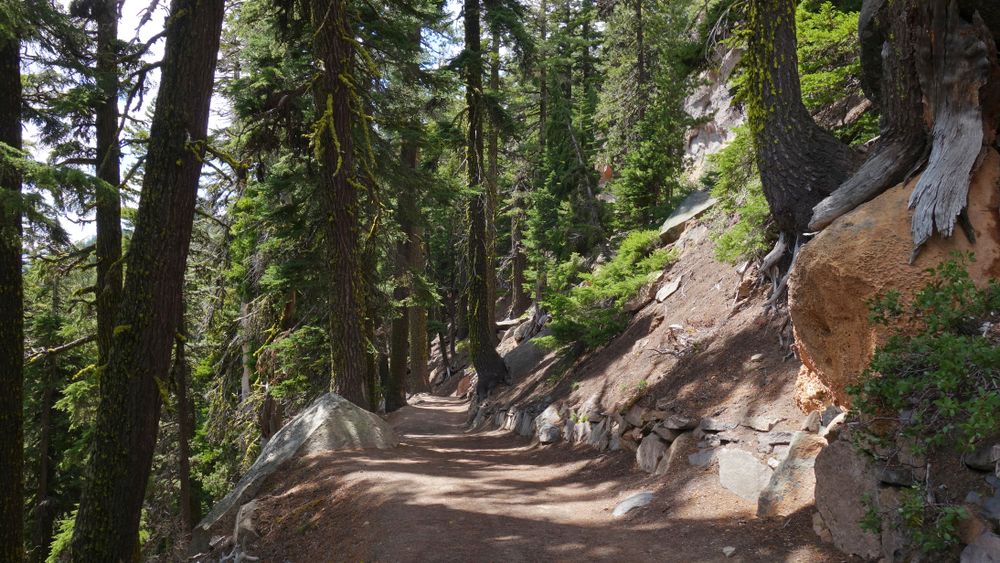 Narrow pathway along Cleetwood Cove Trail