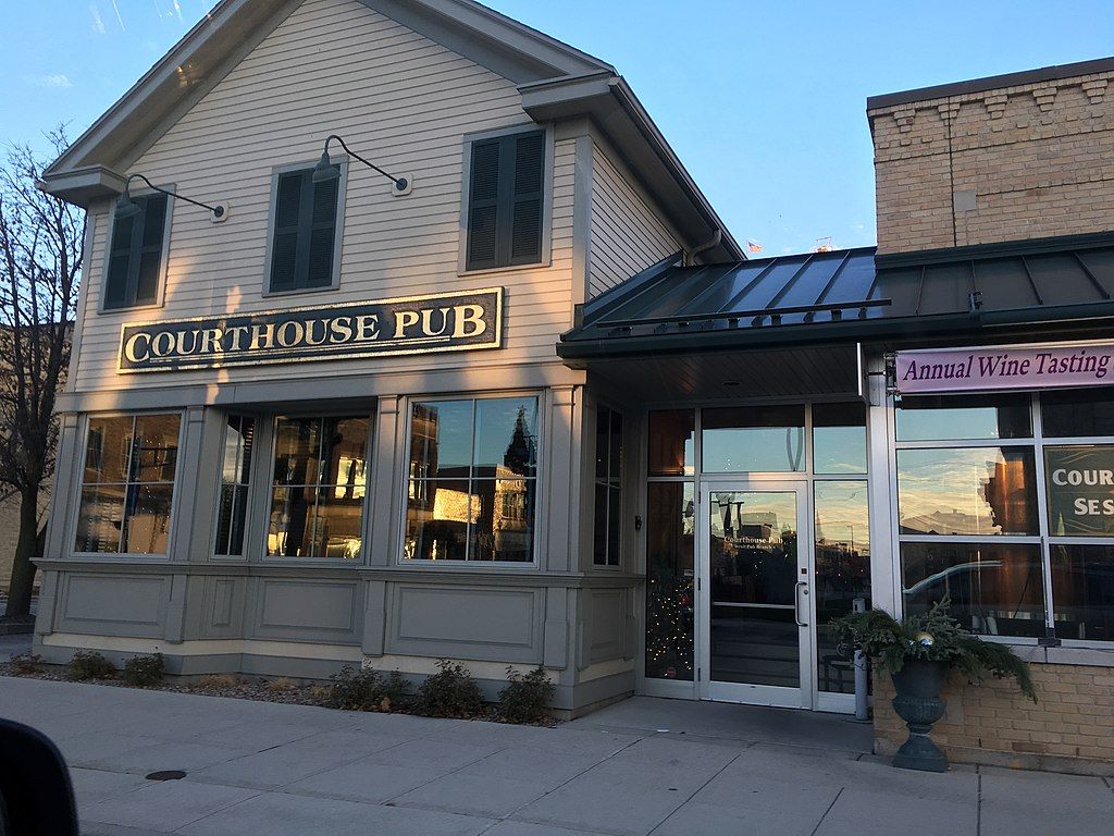 Front View Courthouse Pub