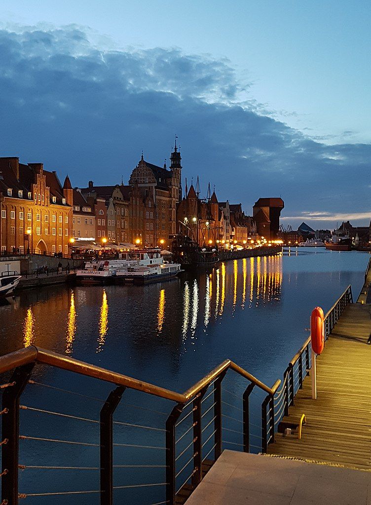 Night view of Długie Pobrzeże