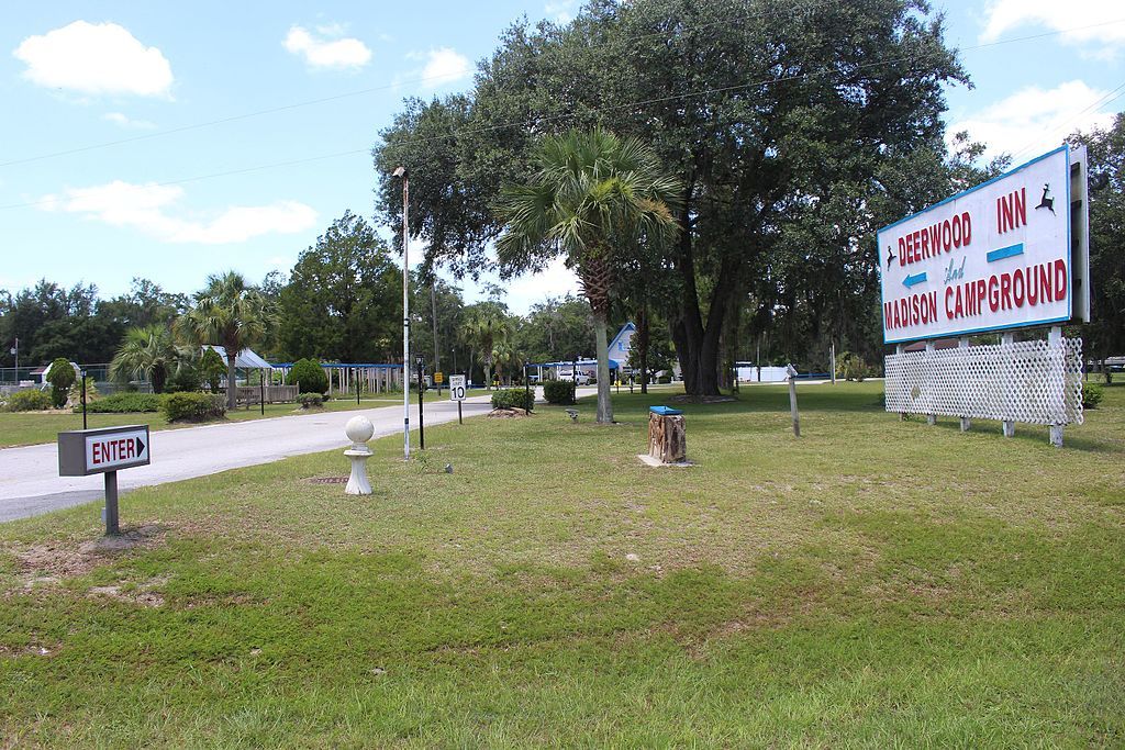 Signage of Deerwood Inn & Madison Campground