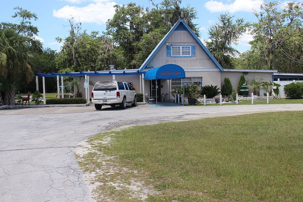 Entrance to Deerwood Inn & Madison Campground