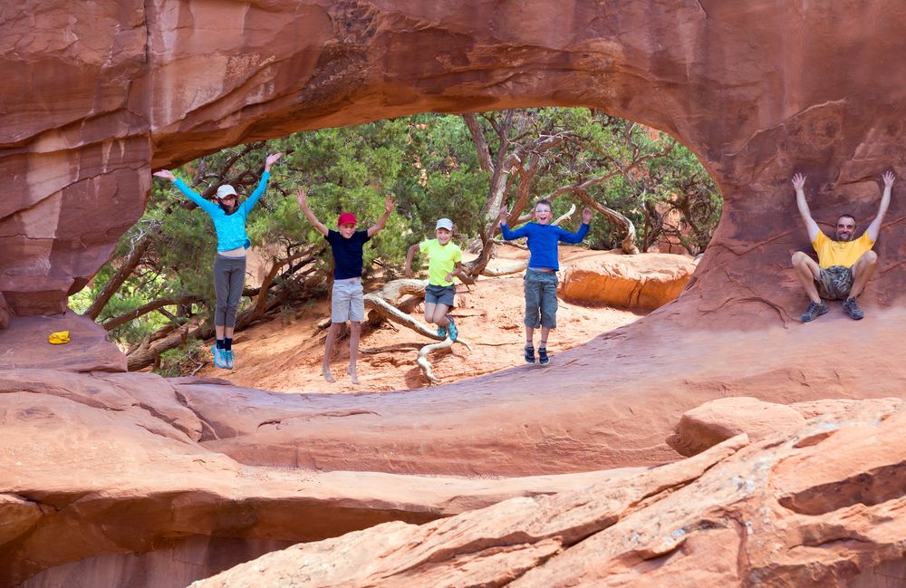 Kids posing in front of the Double O Arch
