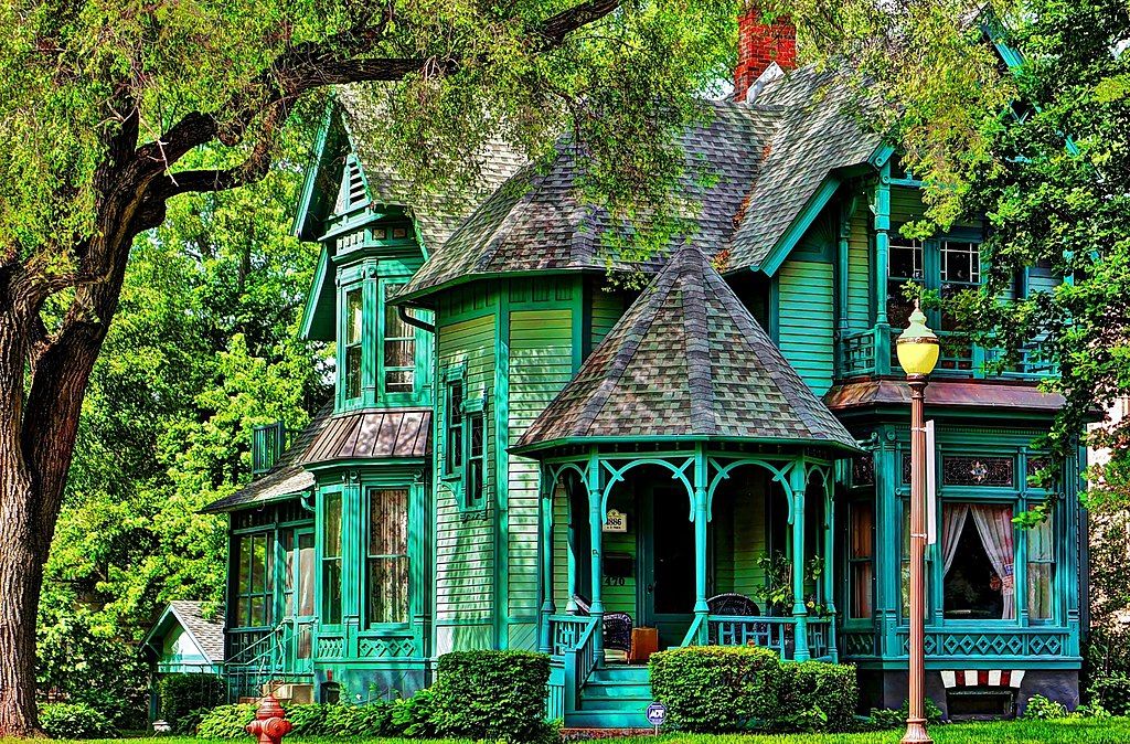 Green building at Elgin Historic District
