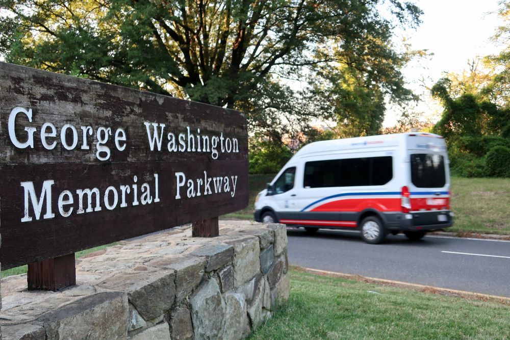 Road sign of George Washington Memorial Parkway