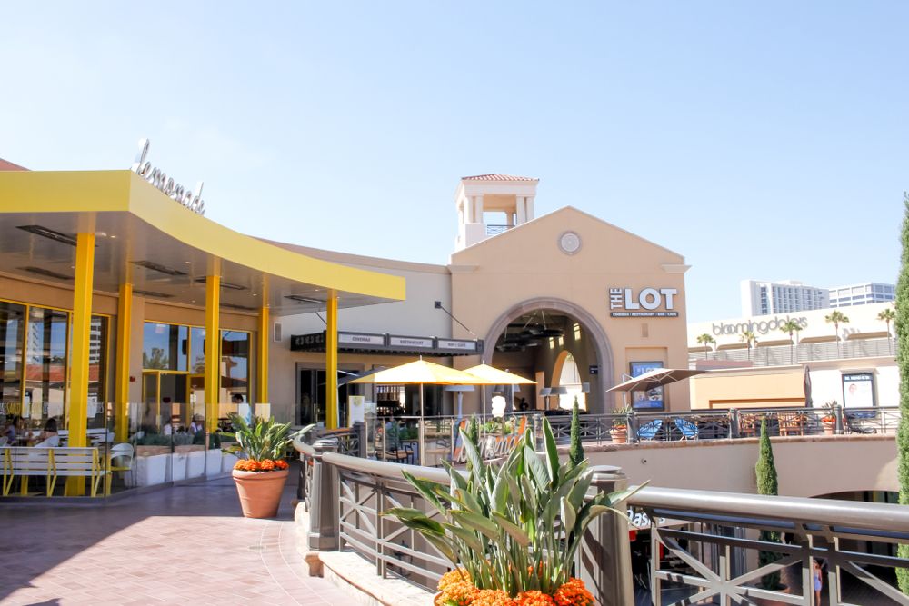Restaurants and shops at Fashion Island