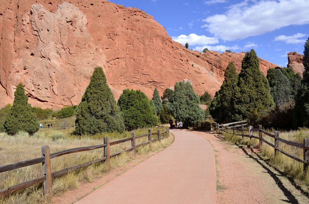 Trail along the Garden of the Gods Visitor & Nature Center