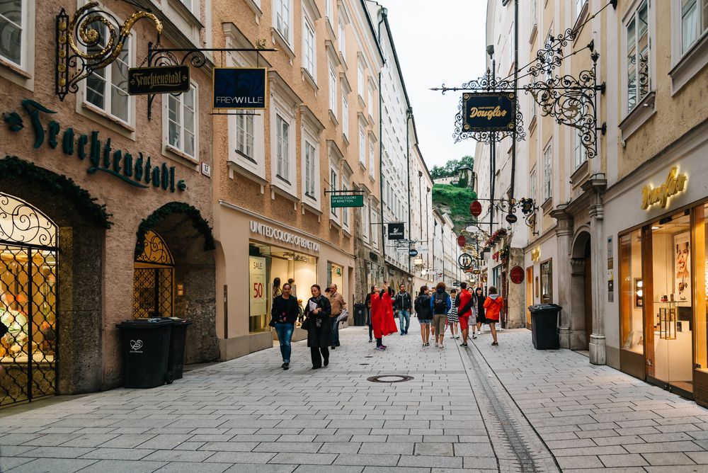 People walking along Getreidegasse