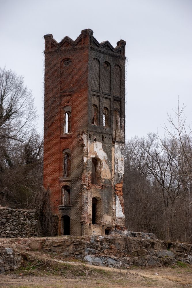 Ruins of the tall brick building of Glendale Mill