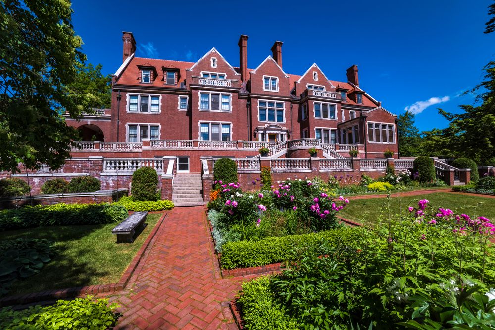 Exterior view of Glensheen Mansion