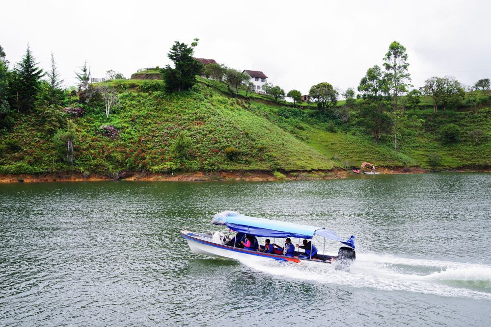 Boat rides in Guatape