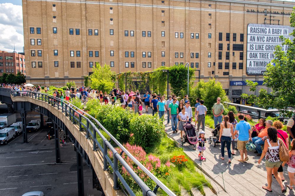 People strolling around the High Line