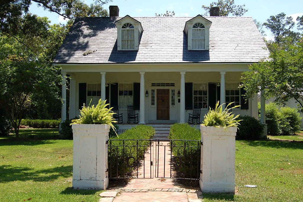 Facade of Carter Plantation House