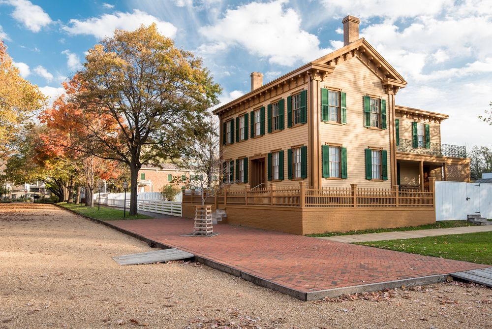 Side view of House of Abraham Lincoln's exterior