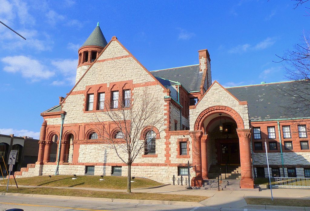 Front view of Hoyt Library's exterior