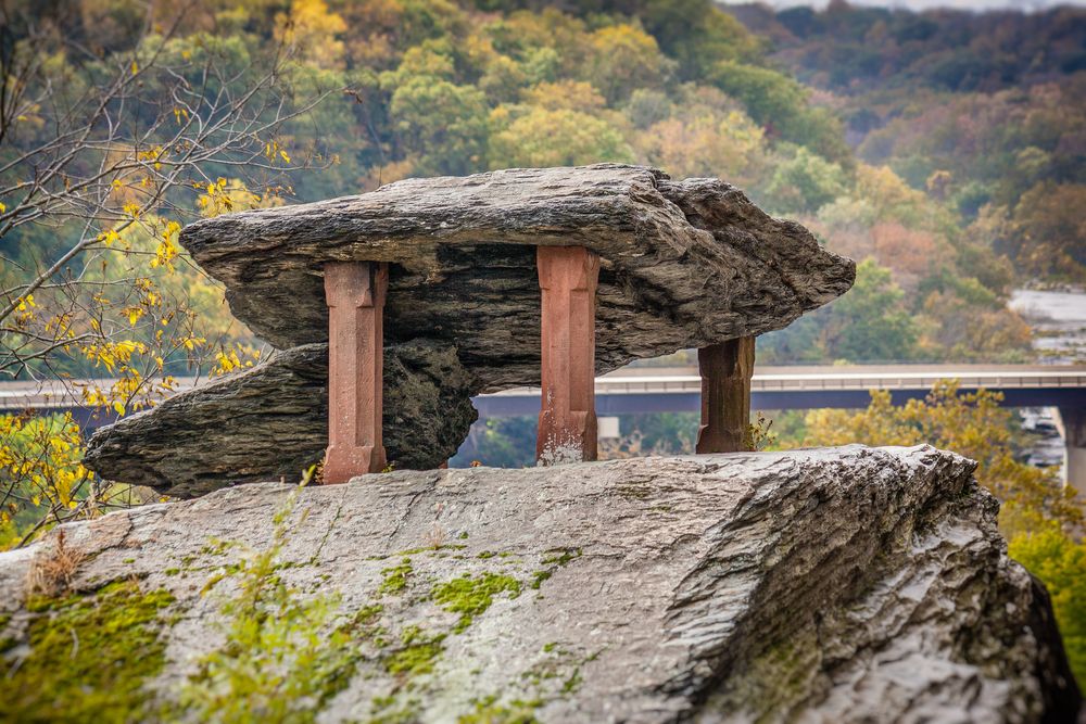 Closer look at the pillars of Jefferson Rock