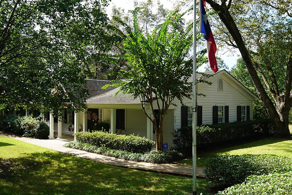 View of Scarlett O’Hardy’s Gone With the Wind Museum