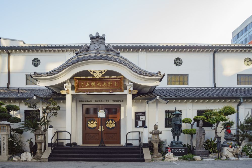Koyasan Buddhist Temple with statues in the enterance