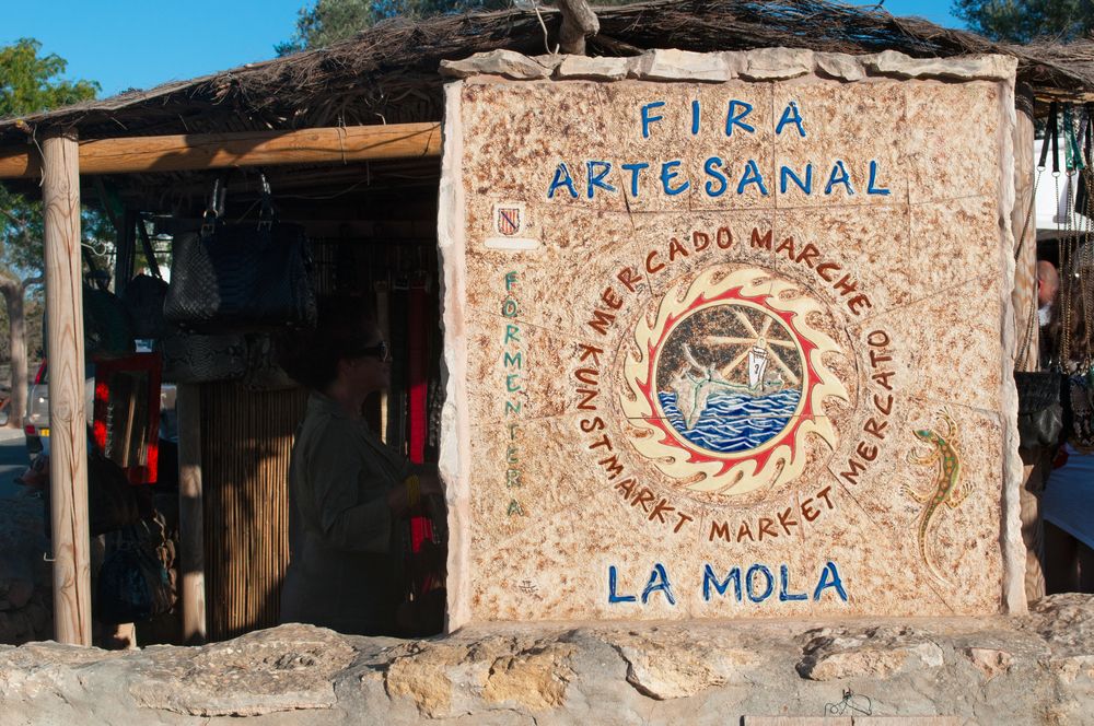 A Sign in La Mola Art and Crafts Market