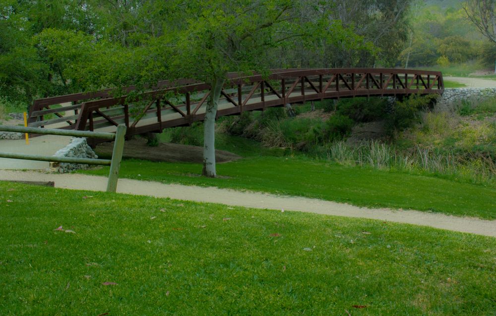 Wooden pedestrian bridge at Laguna Niguel Regional Park