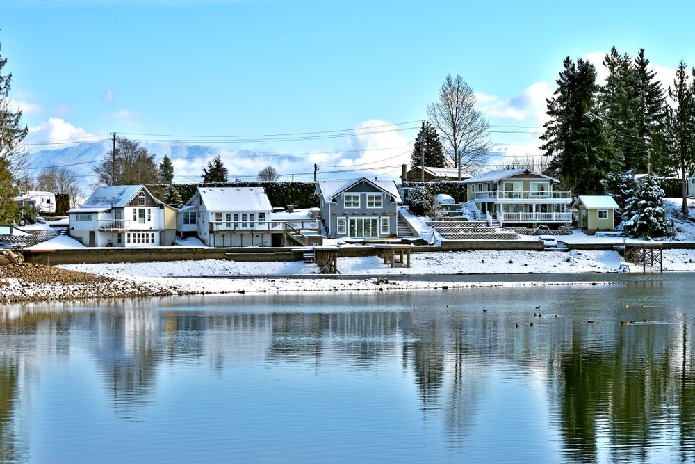 Waterfront houses at Lake Tapps Park