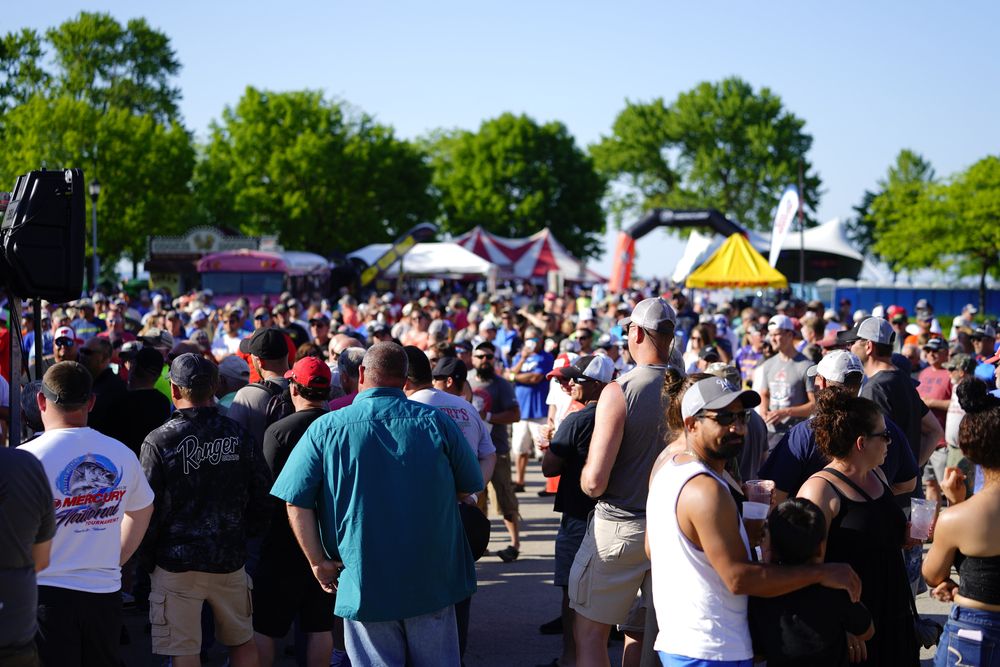 Crowd of people enjoying their day at Lakeside Park