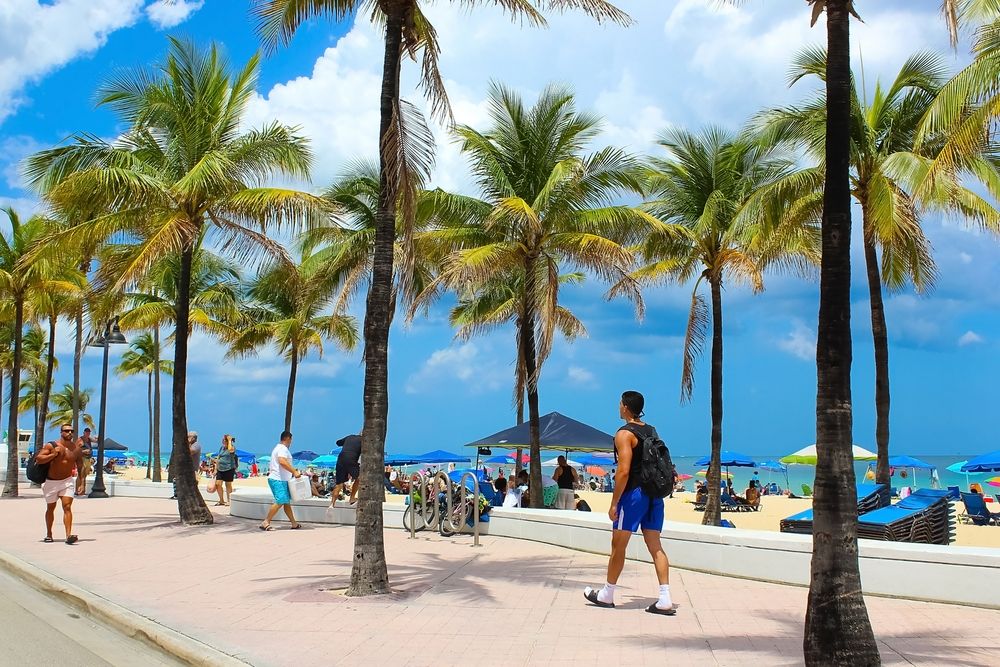 People strolling around the Las Olas Boulevard