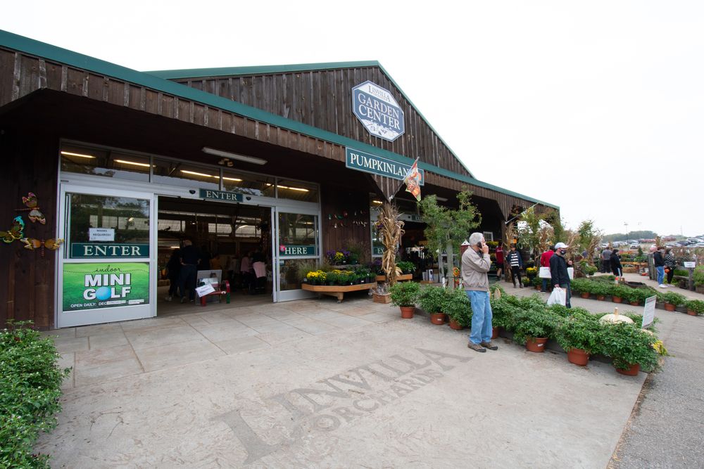 Garden center at Linvilla Orchards