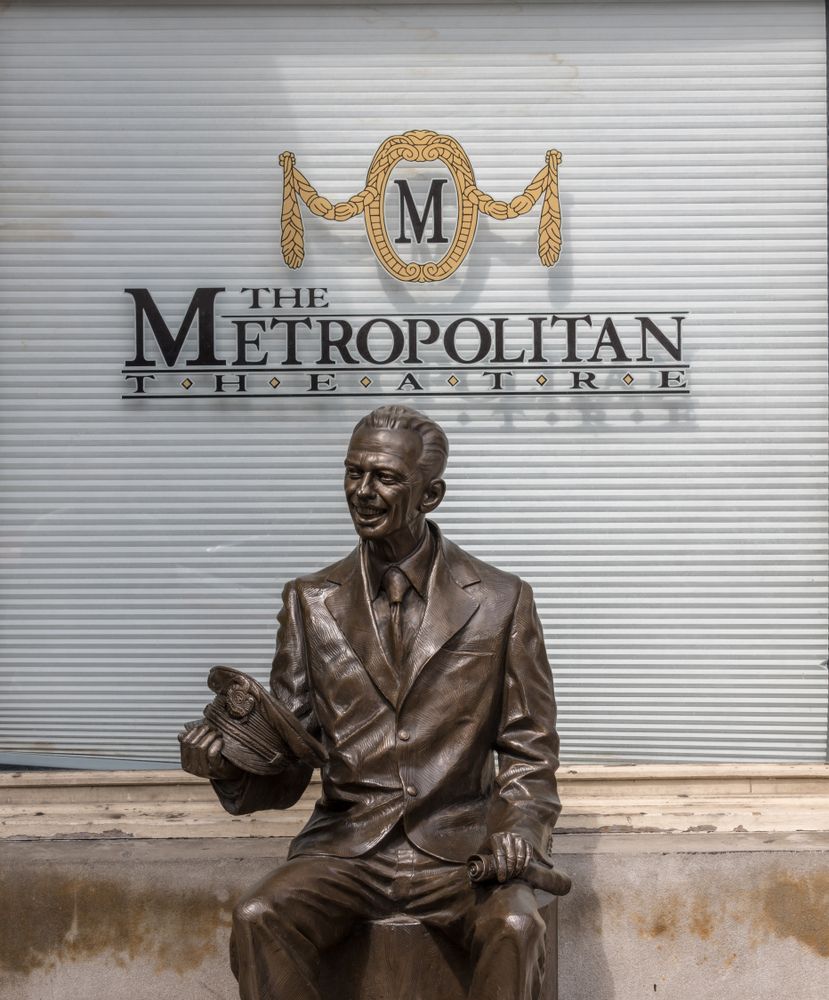 Bronze statue at Metropolitan Theatre