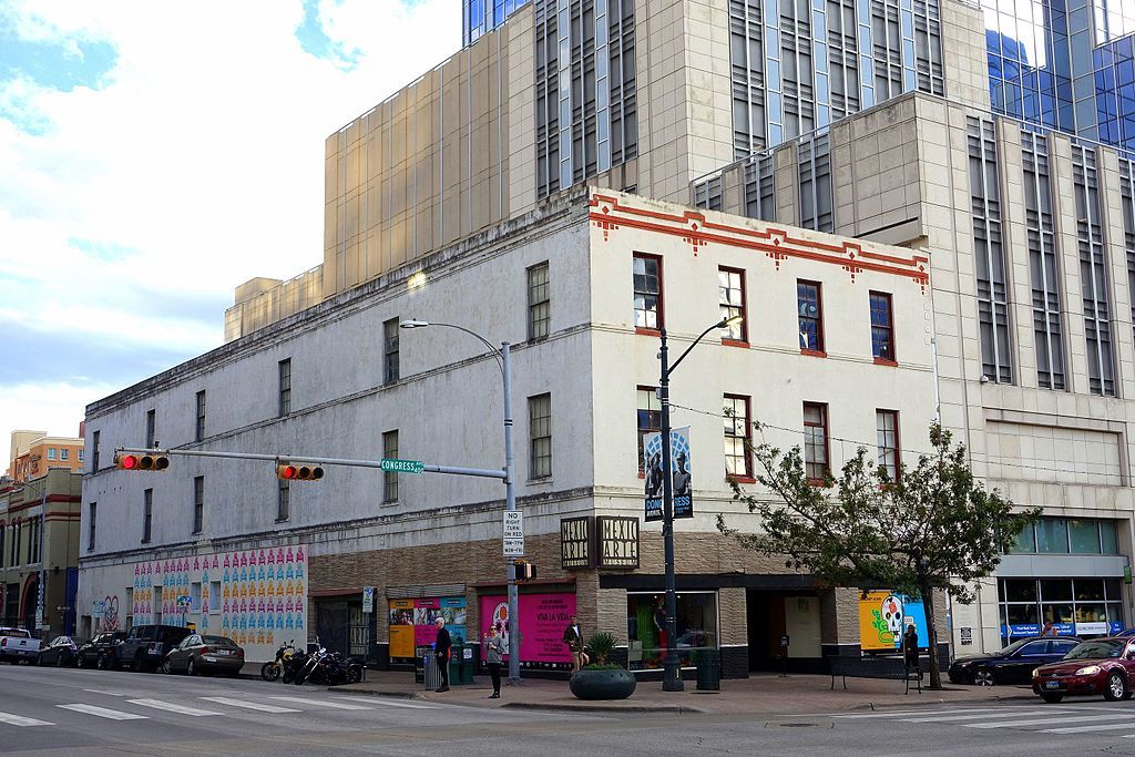 Street view of the Mexic-Arte Museum