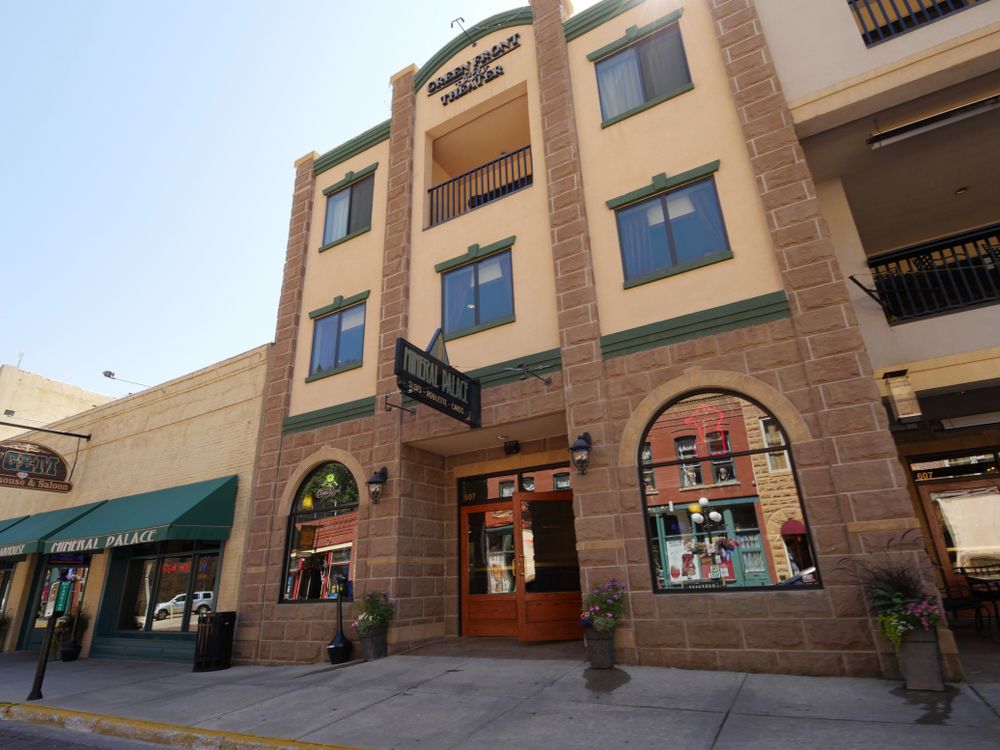 Front view of Mineral Place Hotel and Gaming