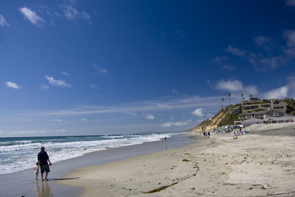 Sunny day at Moonlight Beach