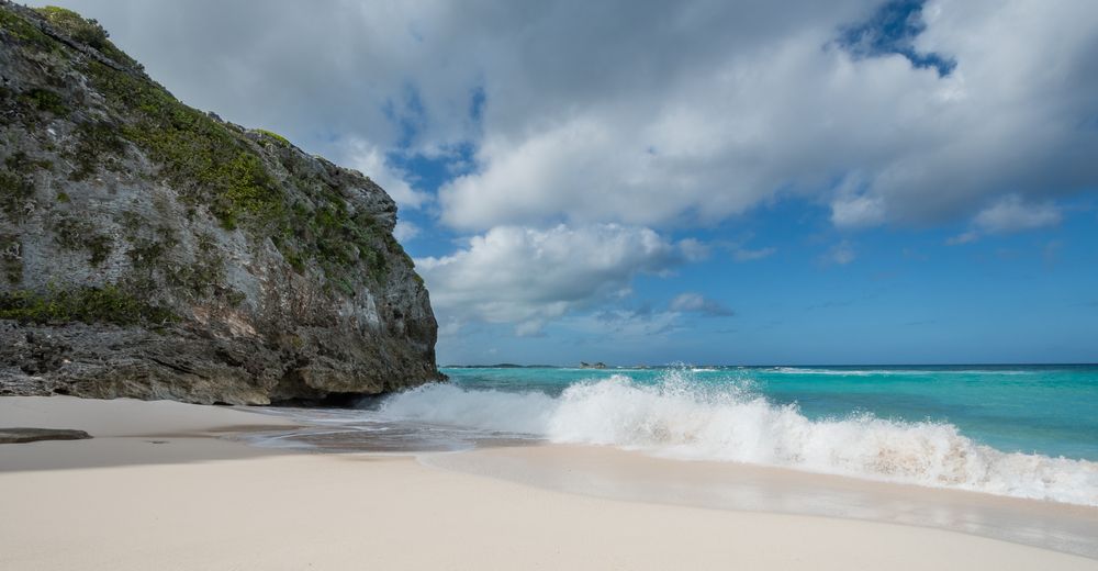Waves crashing on the shores of Mudjin Harbour