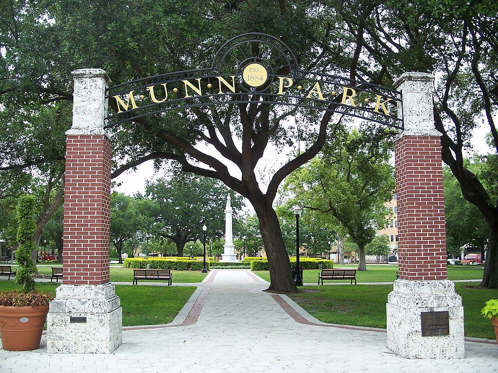 Enterance of Munn Park in the Historic District