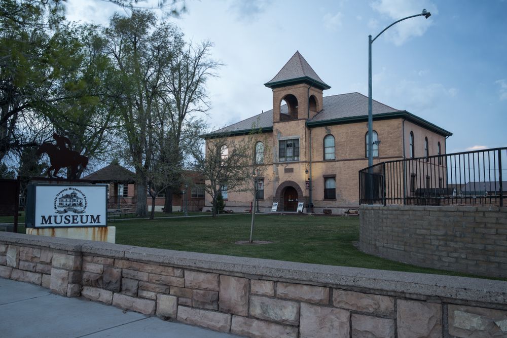 Exterior view of the brown building of Navajo County Historical Museum