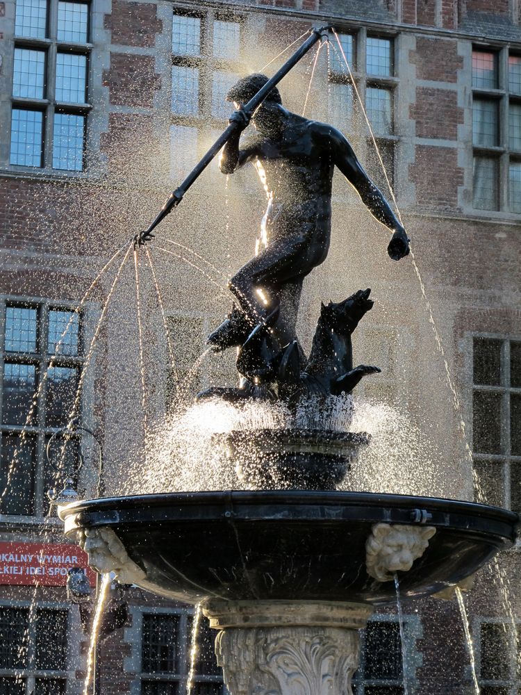 Water sprayinng from Neptune’s Fountain