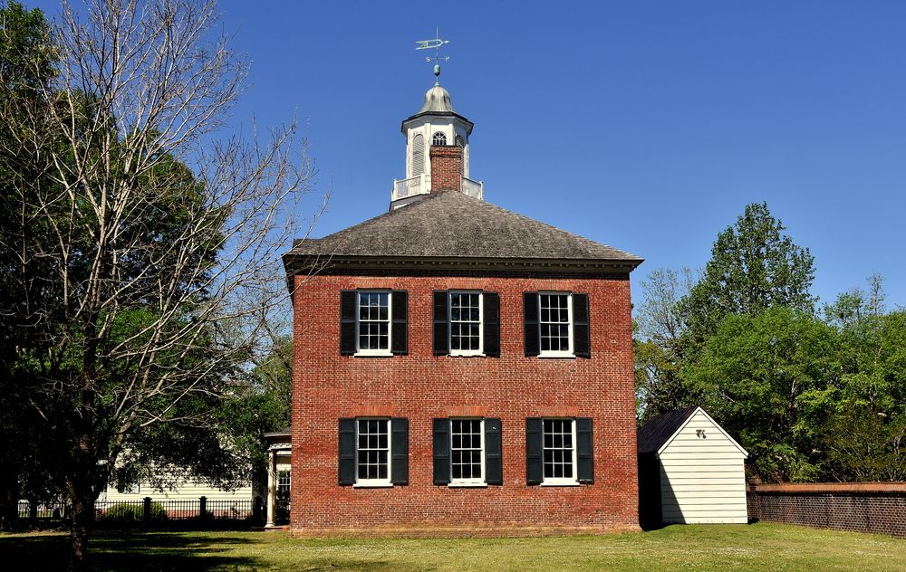 Side facade of New Bern Academy Museum