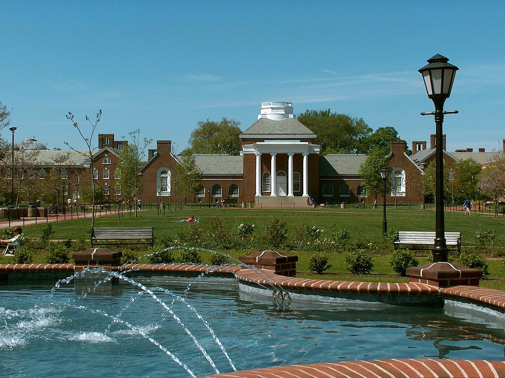 Fountain and exterior of a building in University of Delaware